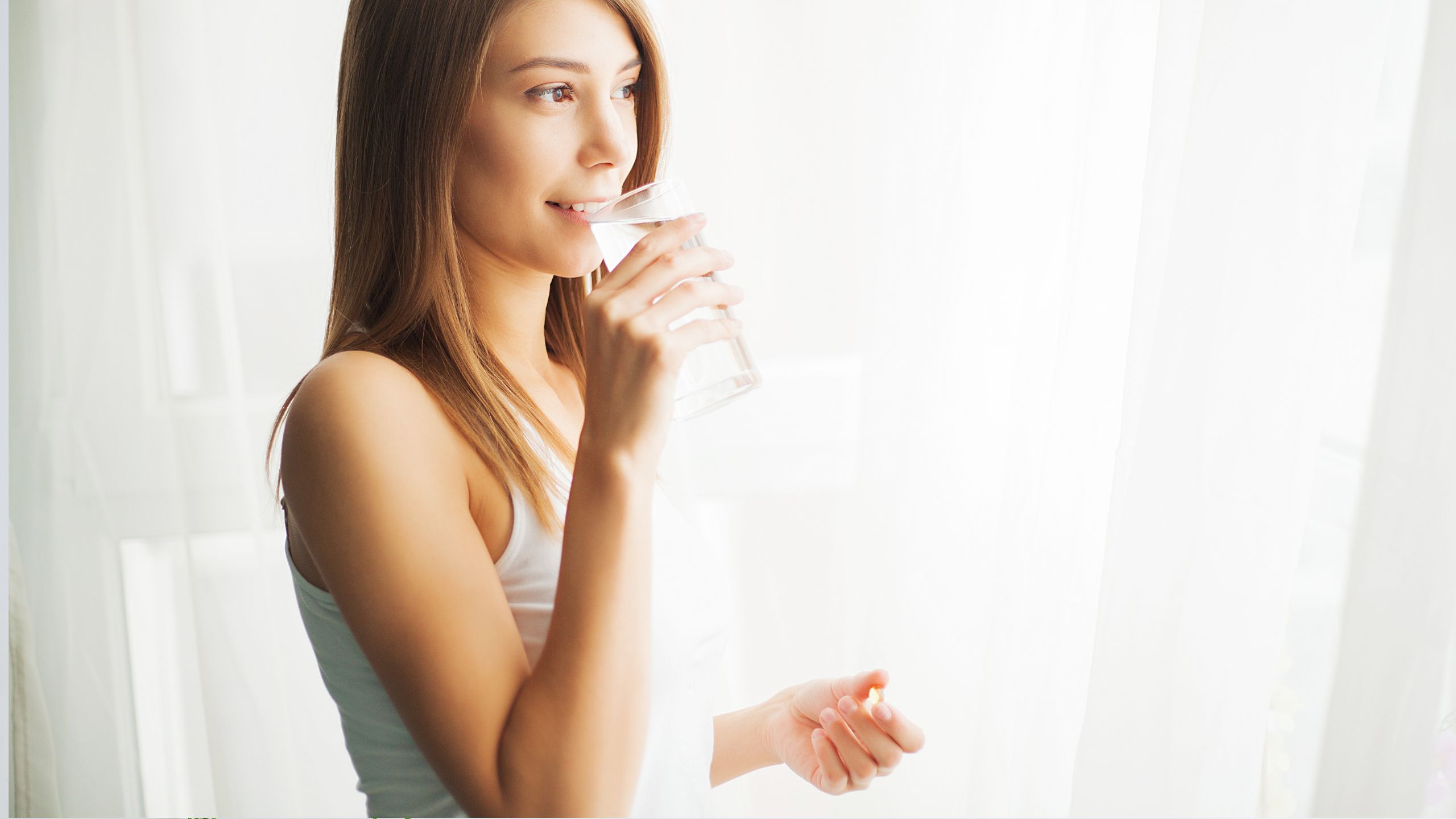 水を飲む女性