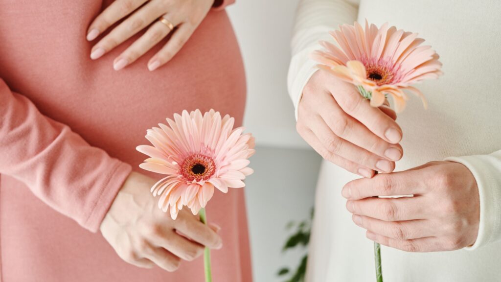 花を持つ妊婦２人