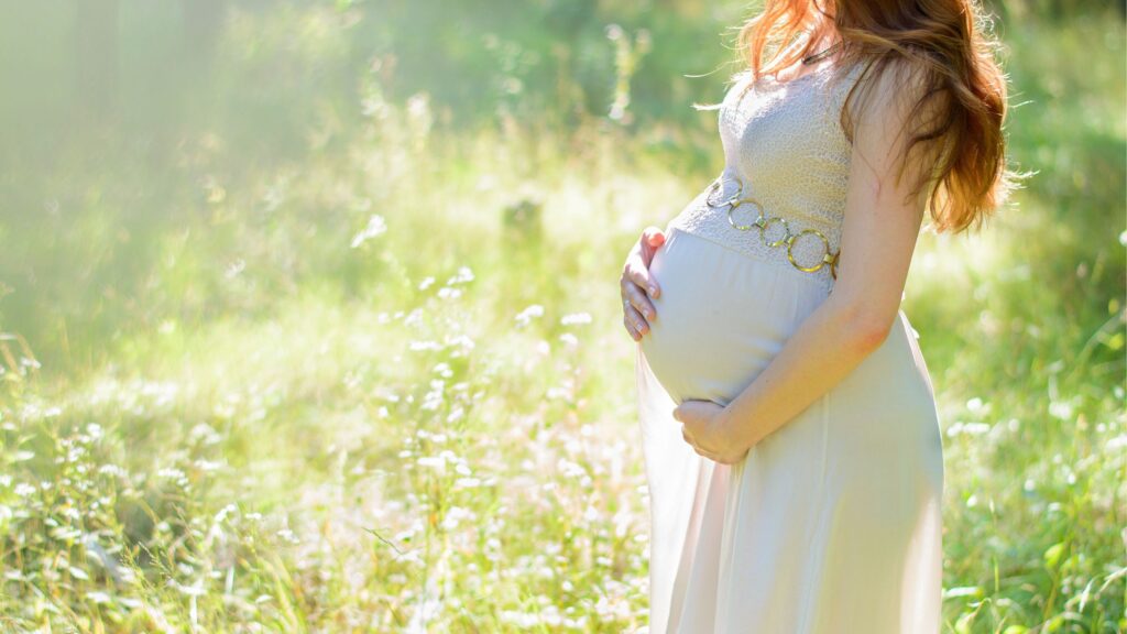 草背景の妊婦