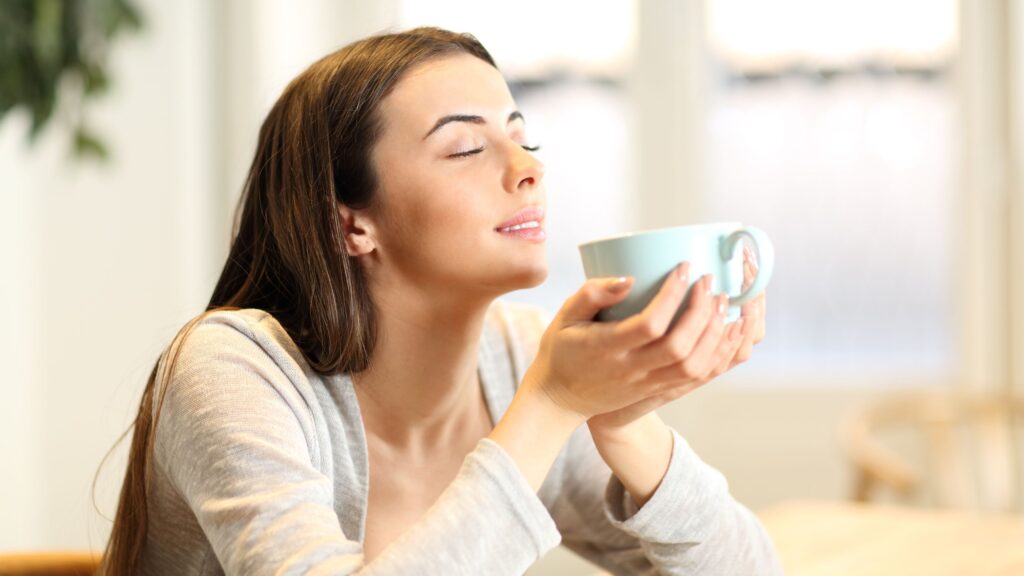 飲み物を飲む女性